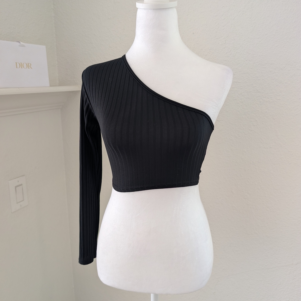 Pretty Little Things Black One-Shoulder Ribbed Cropped Top